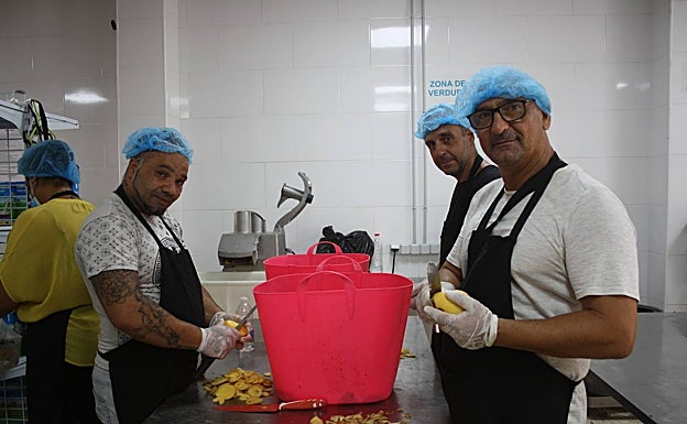 Trabajadores y voluntarios en el comedor 'Yo soy tú', en Bailén-Miraflores.