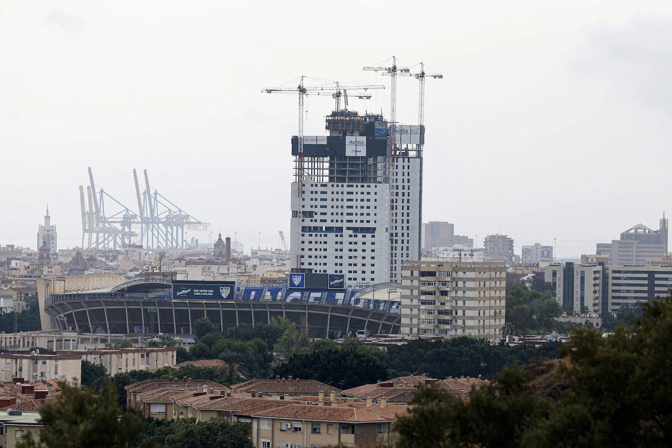La obra de una de las dos grandes torres de Málaga llega a su fin.