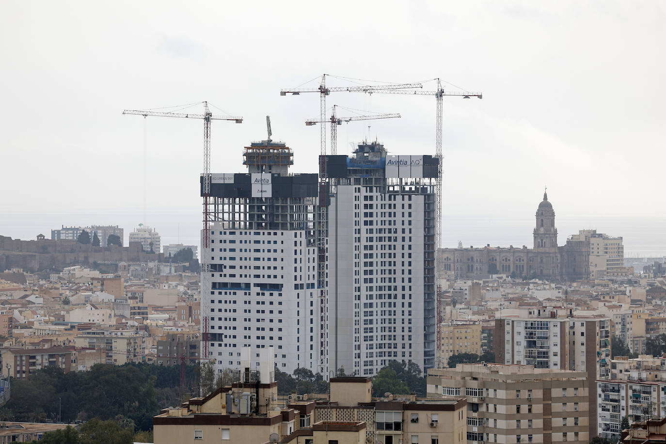 La obra de una de las dos grandes torres de Málaga llega a su fin.