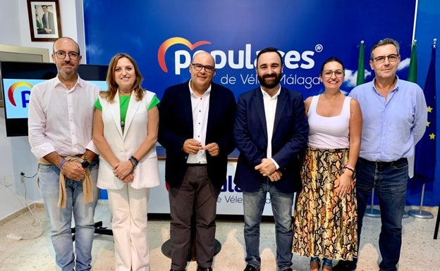 Ediles del PP en Vélez-Málaga, con el diputado Mario Cortés y la parlamentaria andaluza Rocío Ruiz. 