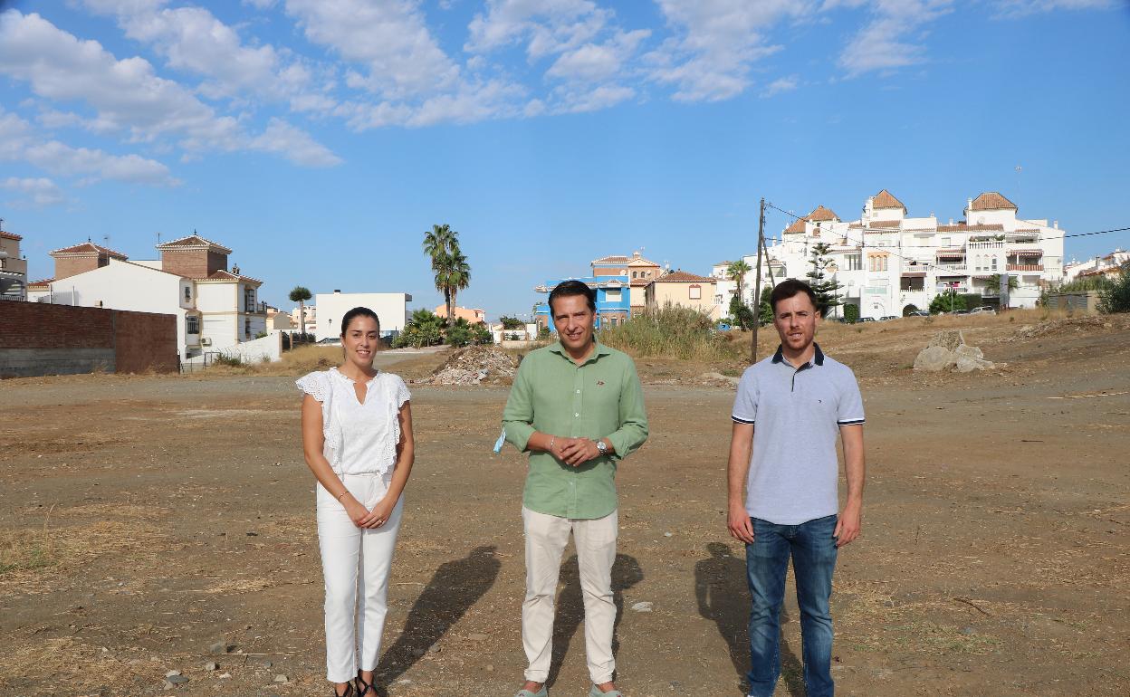 Mari Ángeles Ruiz, Óscar Medina y José Manuel Fernández, en la parcela donde se construirá el recinto deportivo. 