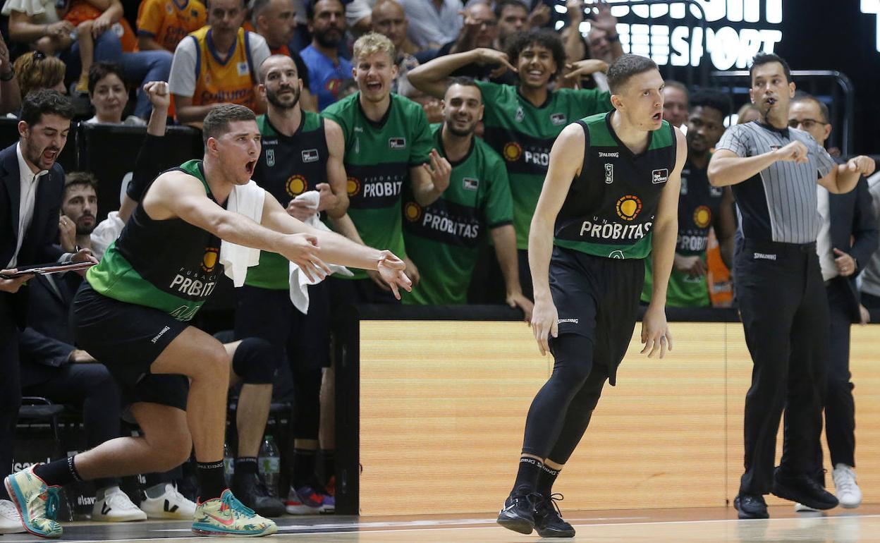 Kyle Guy celebra una canasta en presencia de su compañero Parra. 