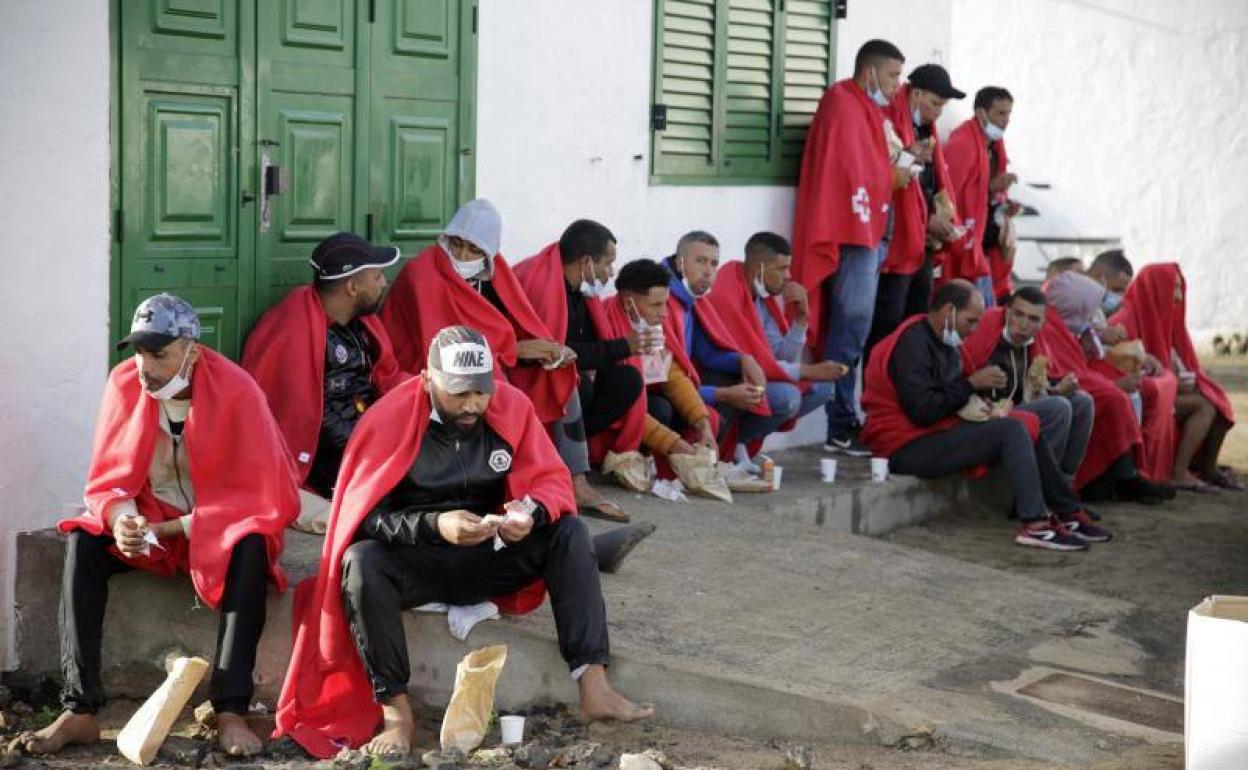 Migrantes rescatados este viernes en Lanzarote. 