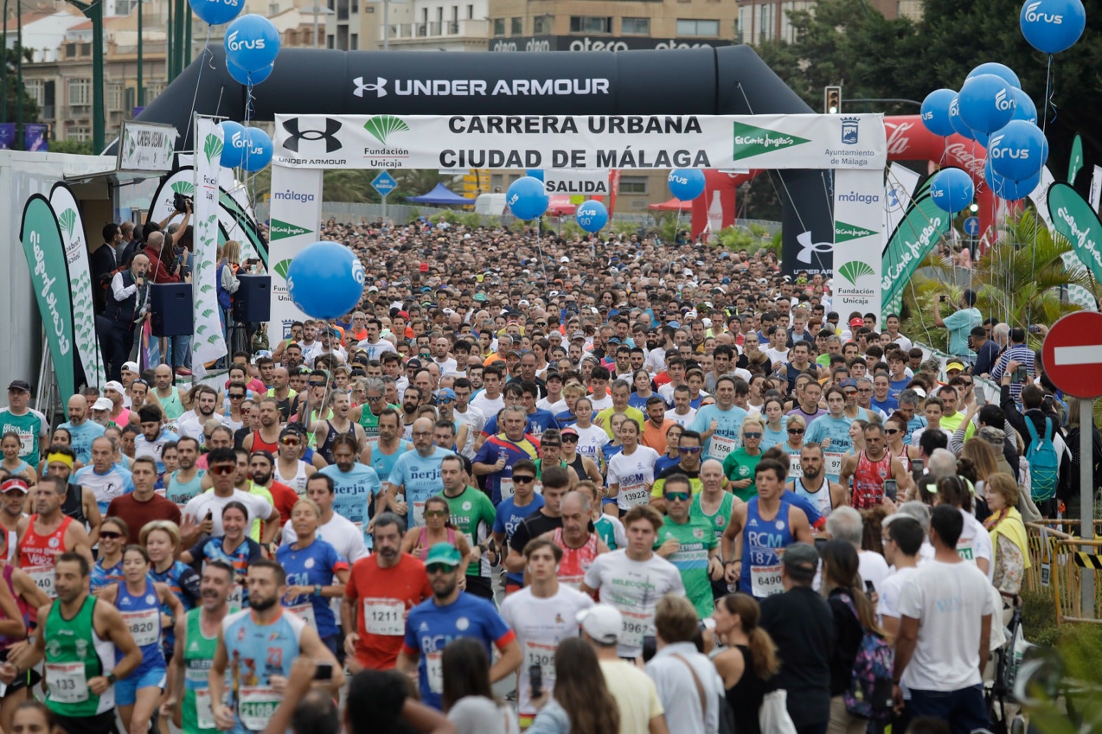 Casi 11.000 atletas participan este domingo en esta prueba que discurre por la capital malagueña.