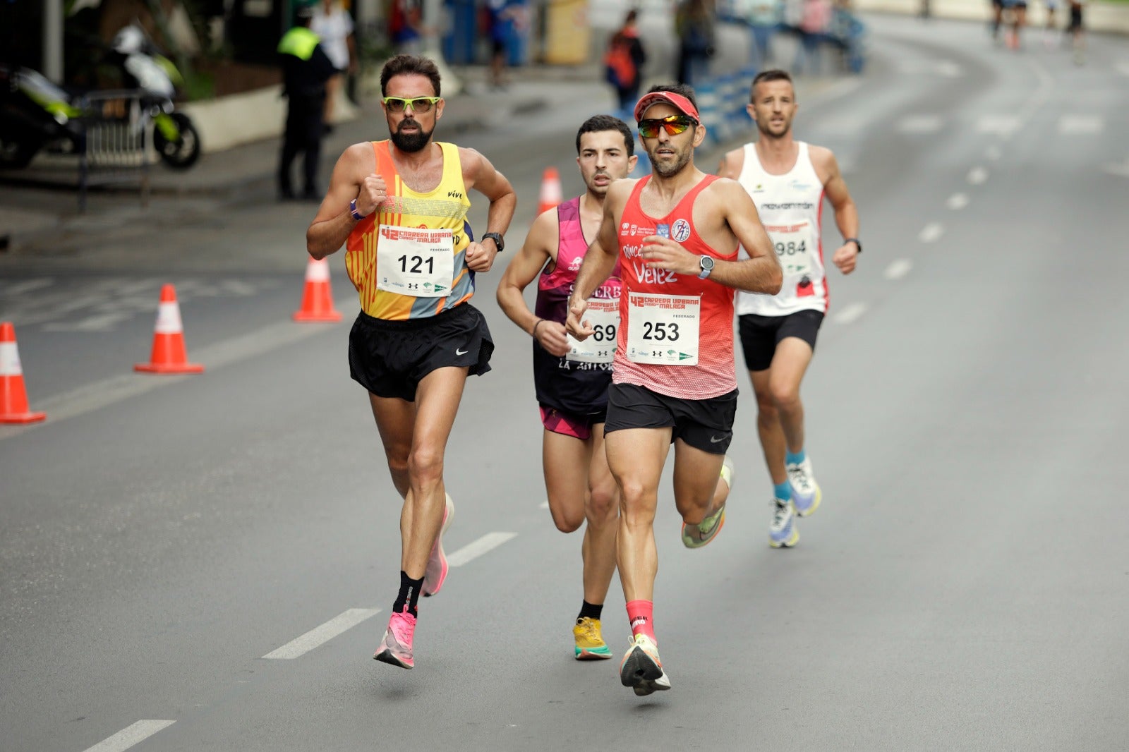 Casi 11.000 atletas participan este domingo en esta prueba que discurre por la capital malagueña.