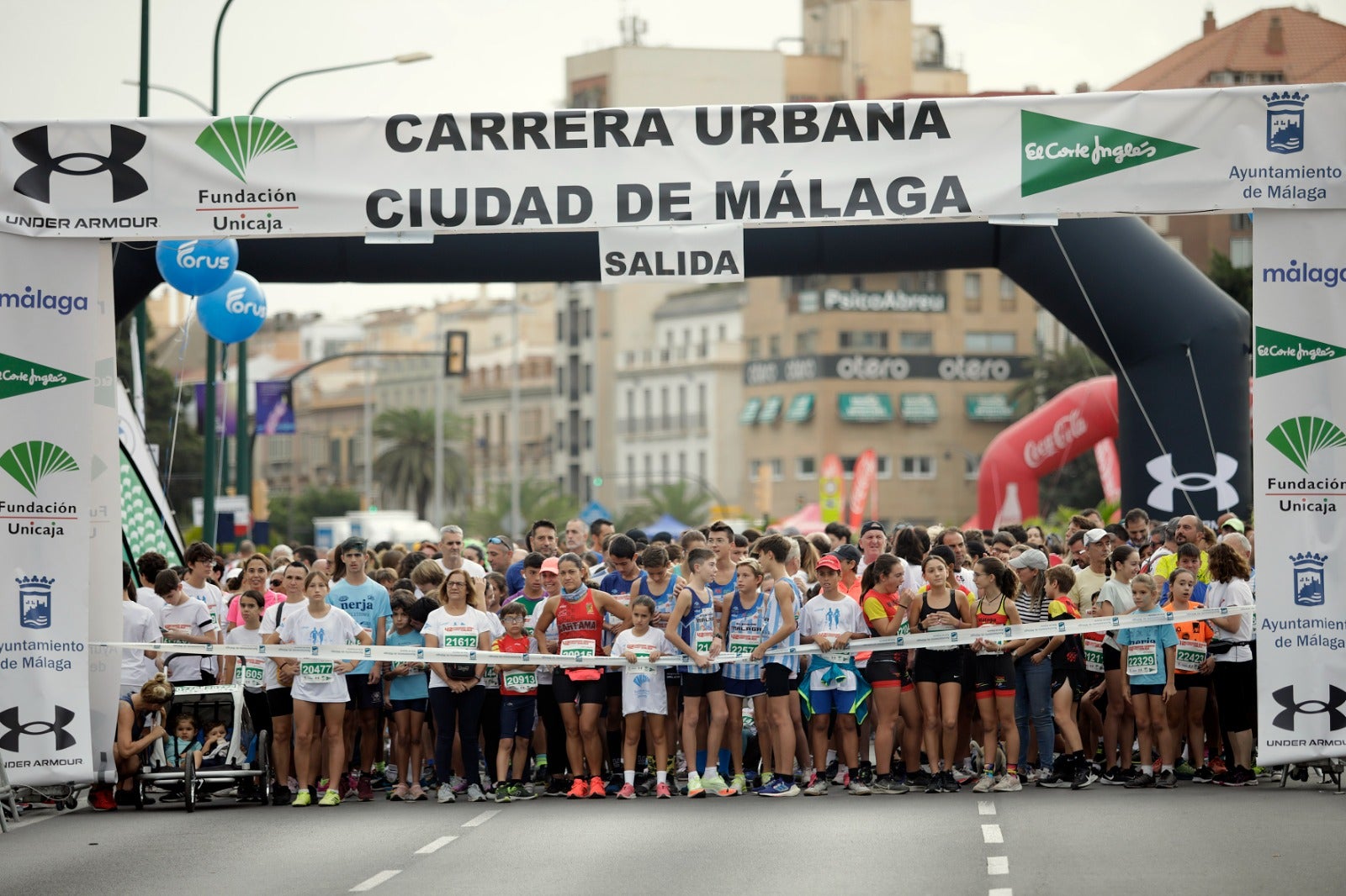 Casi 11.000 atletas participan este domingo en esta prueba que discurre por la capital malagueña.