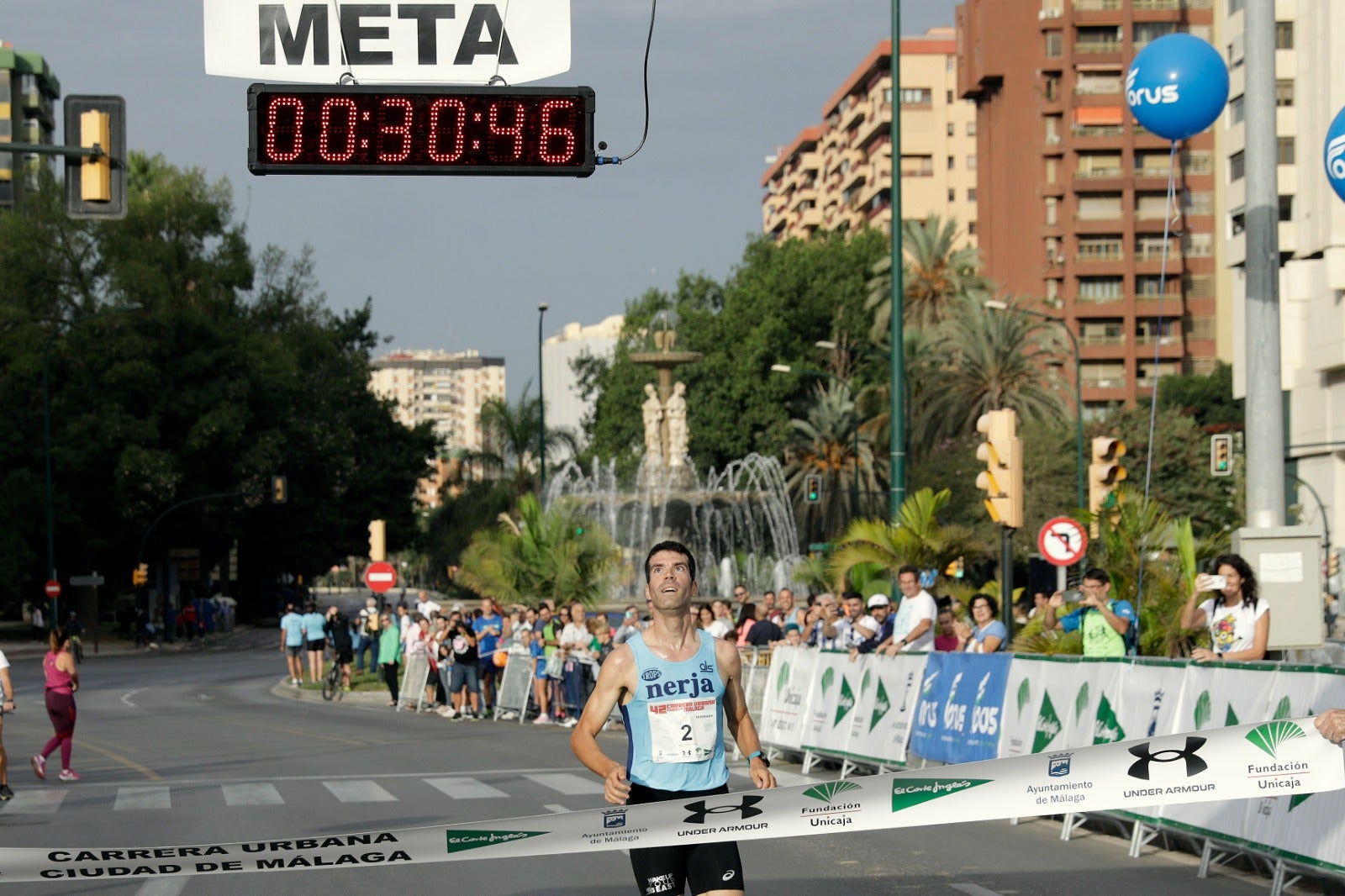 Casi 11.000 atletas participan este domingo en esta prueba que discurre por la capital malagueña.