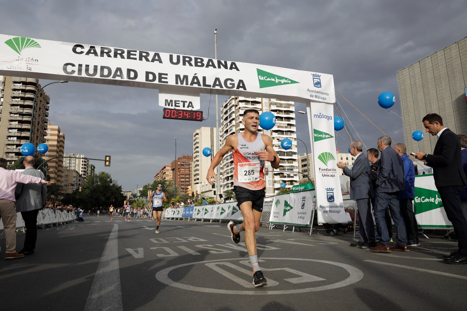 Casi 11.000 atletas participan este domingo en esta prueba que discurre por la capital malagueña.