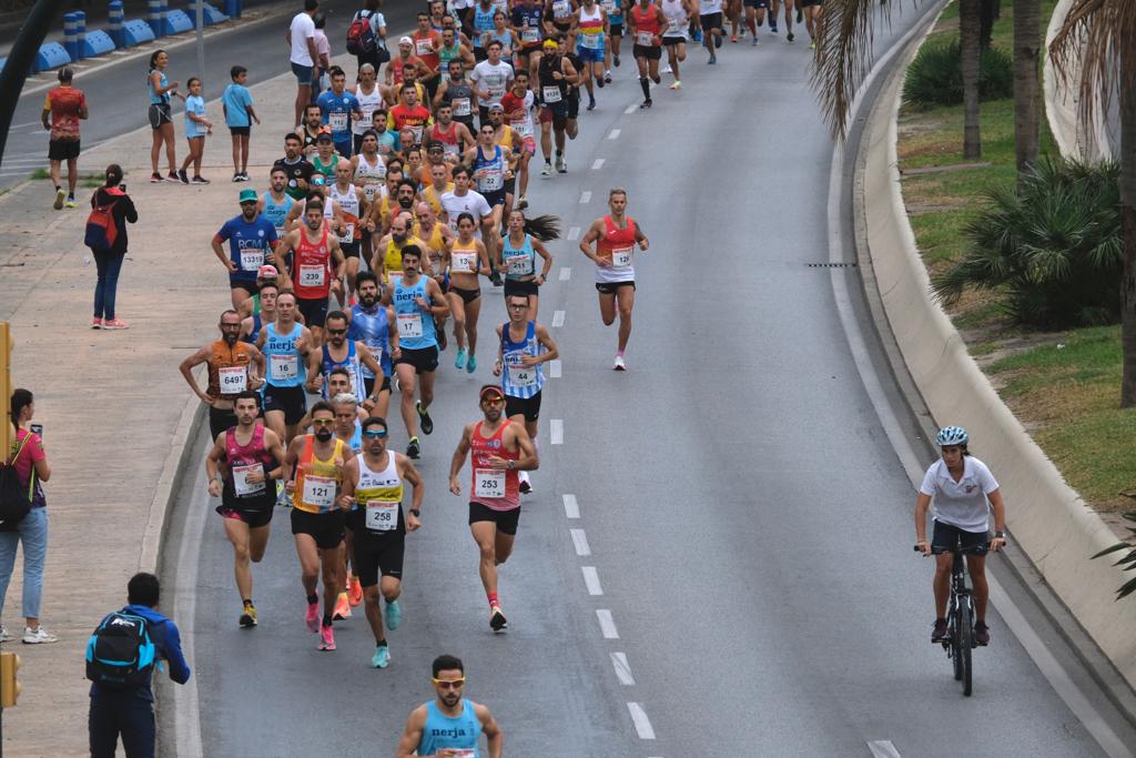 Casi 11.000 atletas participan este domingo en esta prueba que discurre por la capital malagueña.