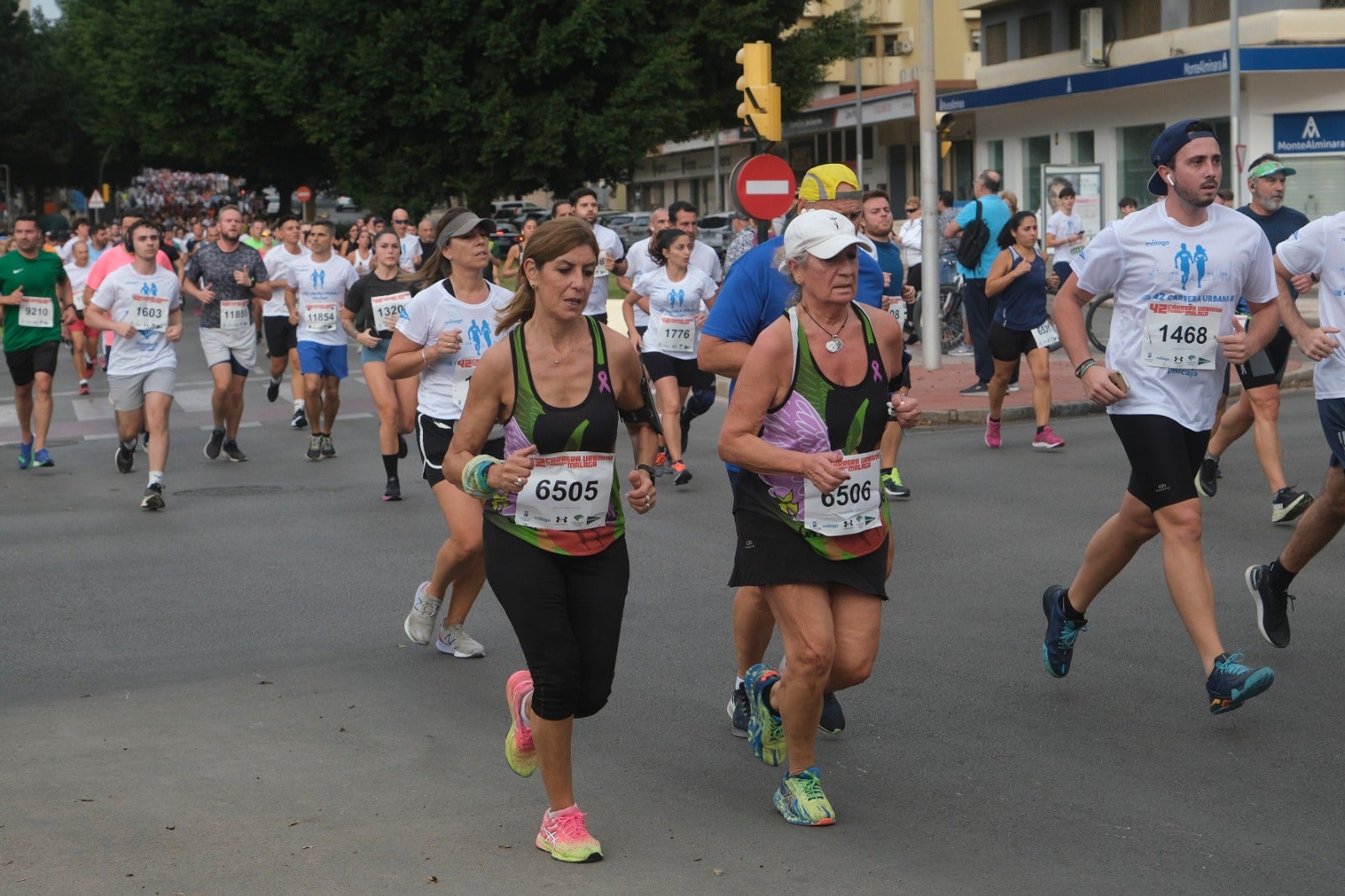 Casi 11.000 atletas participan este domingo en esta prueba que discurre por la capital malagueña.