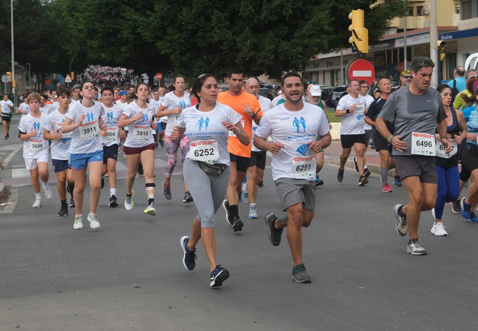 Casi 11.000 atletas participan este domingo en esta prueba que discurre por la capital malagueña.