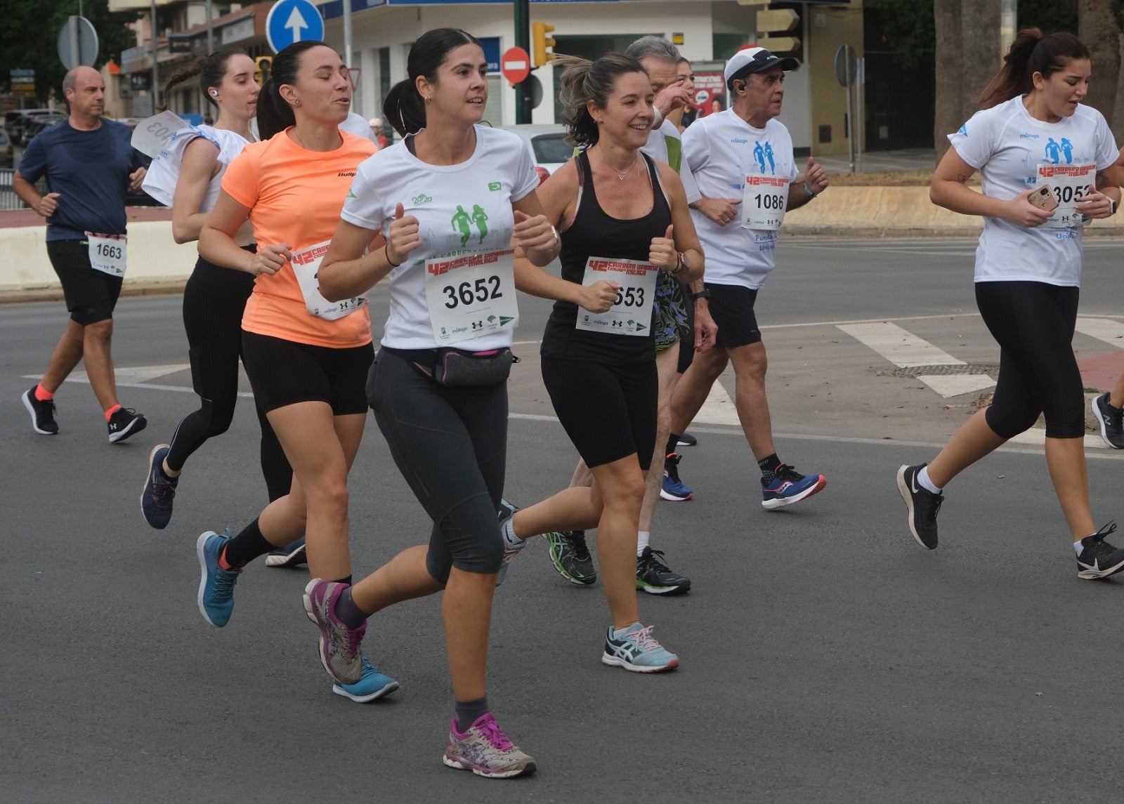 Casi 11.000 atletas participan este domingo en esta prueba que discurre por la capital malagueña.