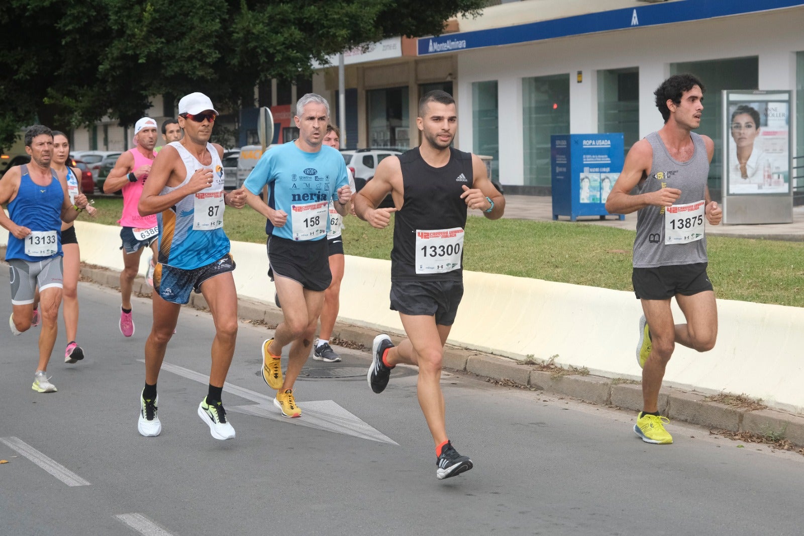 Casi 11.000 atletas participan este domingo en esta prueba que discurre por la capital malagueña.