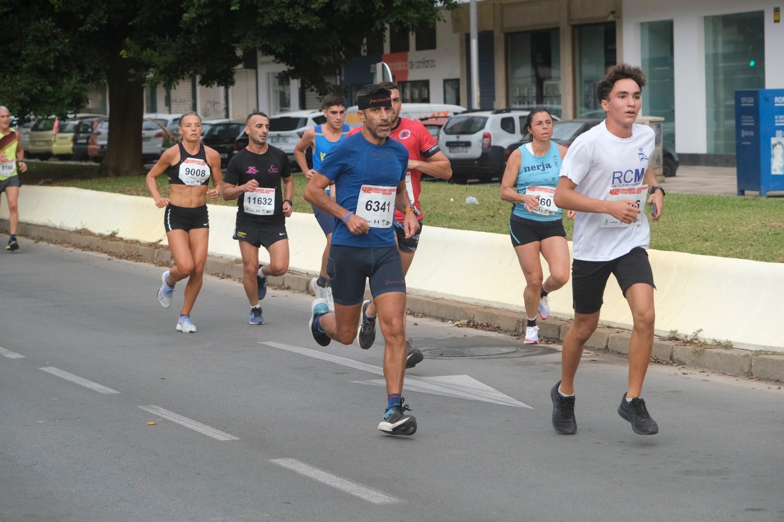 Casi 11.000 atletas participan este domingo en esta prueba que discurre por la capital malagueña.