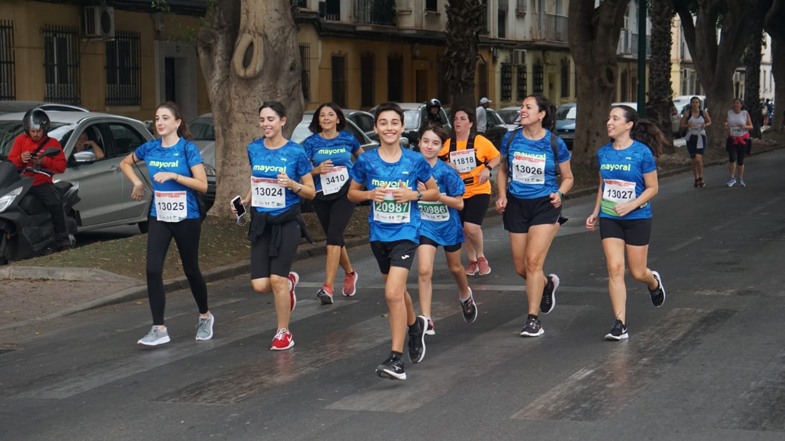 Casi 11.000 atletas participan este domingo en esta prueba que discurre por la capital malagueña.