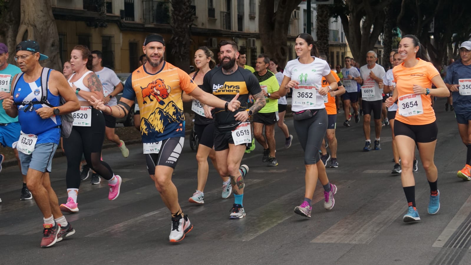 Casi 11.000 atletas participan este domingo en esta prueba que discurre por la capital malagueña.