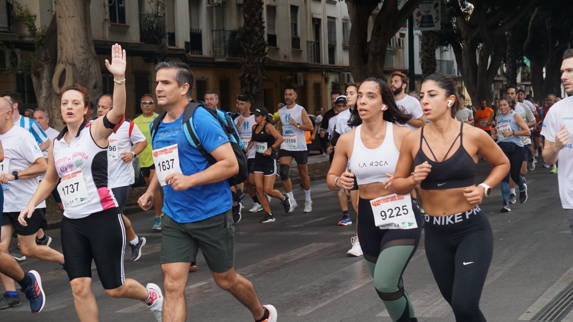 Casi 11.000 atletas participan este domingo en esta prueba que discurre por la capital malagueña.