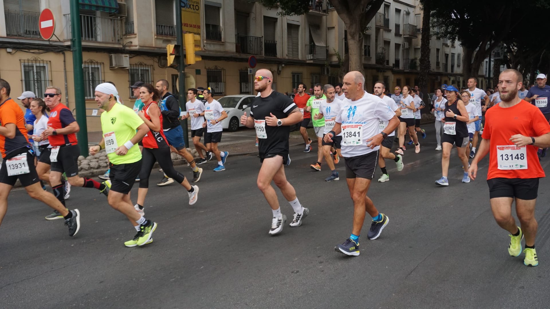 Casi 11.000 atletas participan este domingo en esta prueba que discurre por la capital malagueña.