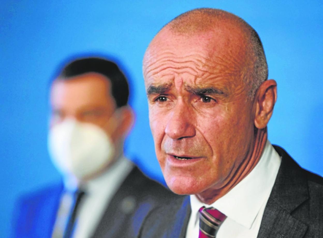 El alcalde de Sevilla, Antonio Muñoz, está molesto por no haber logrado el vuelo a Nueva York.