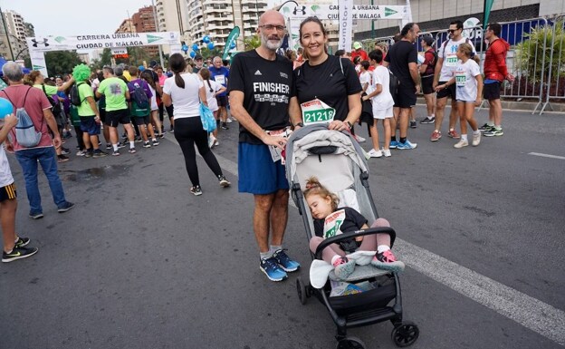 Víctor Gómez, Nazareth Heredia y la pequeña Iria, al pasar la línea de meta. 