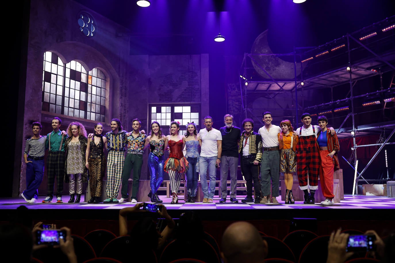 Antonio Banderas y Emilio Aragón han presentado este lunes la versión actualizada de 'Godspell' que estrenarán en el Teatro del Soho Caixabank el próximo 3 de noviembre. El malagueño se ha referido a la comedia musical como una obra que trata «principios universales que no pertenecen solo a una religión, sino a muchísimas religiones y a una forma de pensar que va más allá de las creencias».