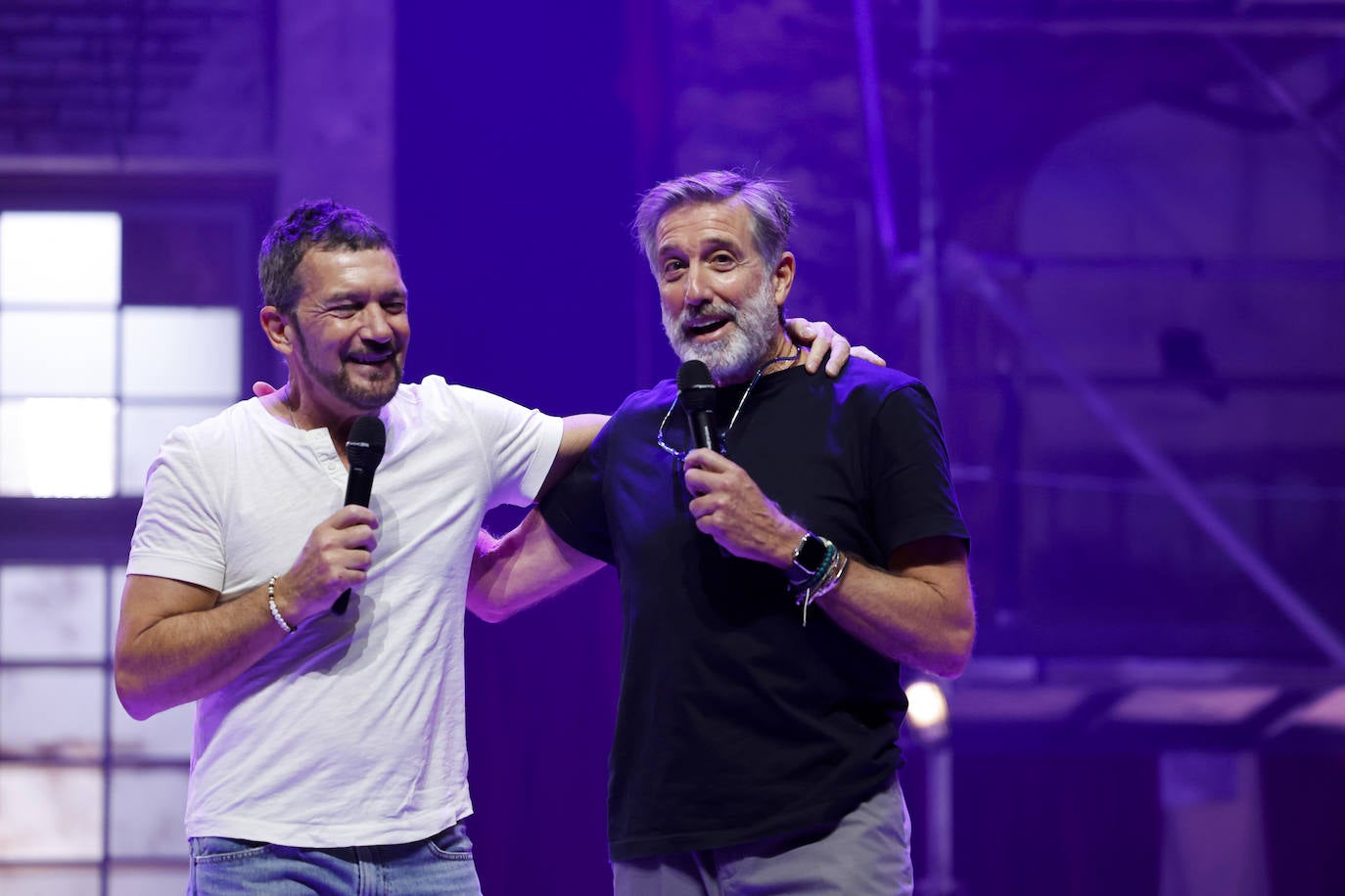 Antonio Banderas y Emilio Aragón han presentado este lunes la versión actualizada de 'Godspell' que estrenarán en el Teatro del Soho Caixabank el próximo 3 de noviembre. El malagueño se ha referido a la comedia musical como una obra que trata «principios universales que no pertenecen solo a una religión, sino a muchísimas religiones y a una forma de pensar que va más allá de las creencias».