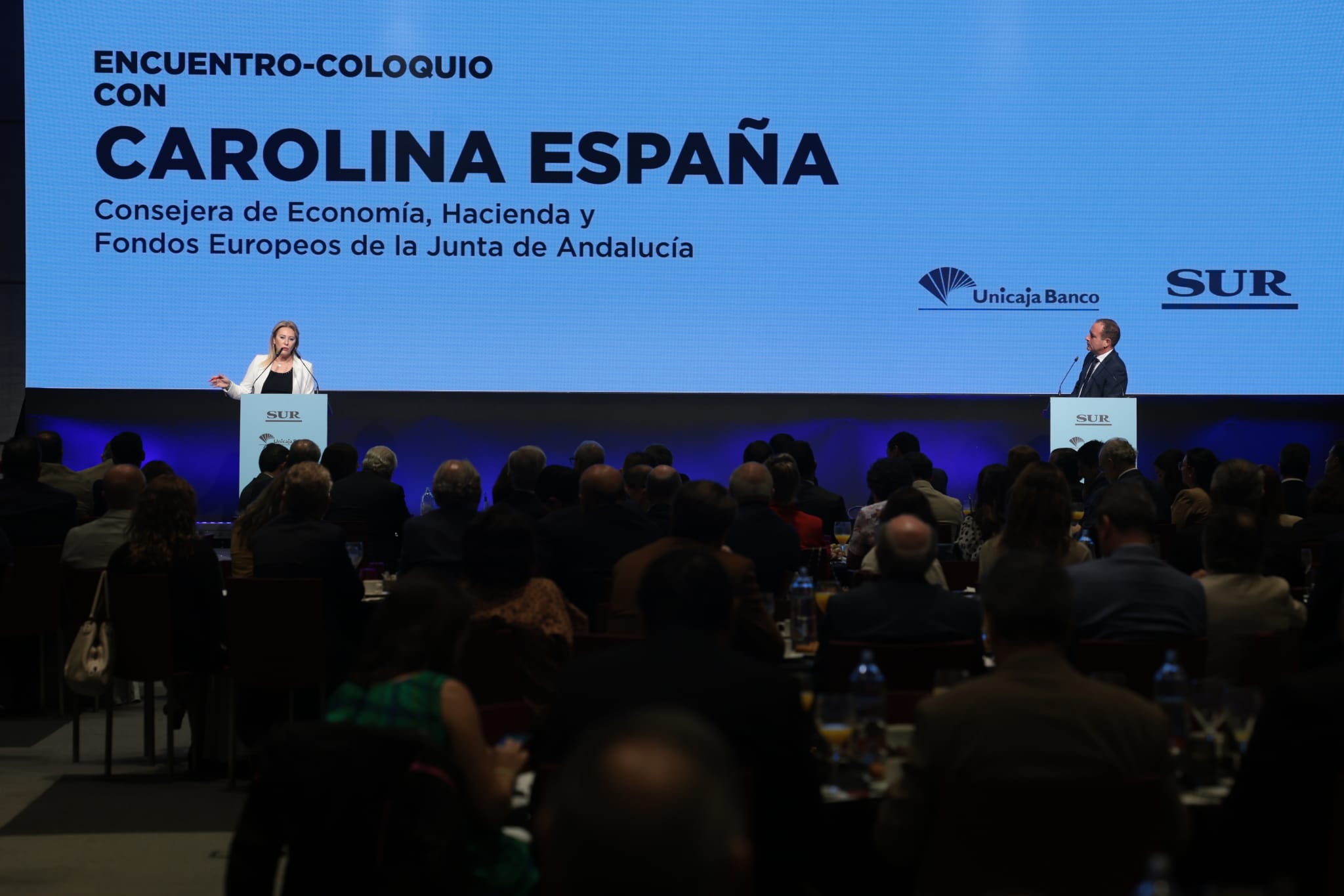 Fotos: Carolina España protagoniza un coloquio organizado por SUR y Unicaja Banco