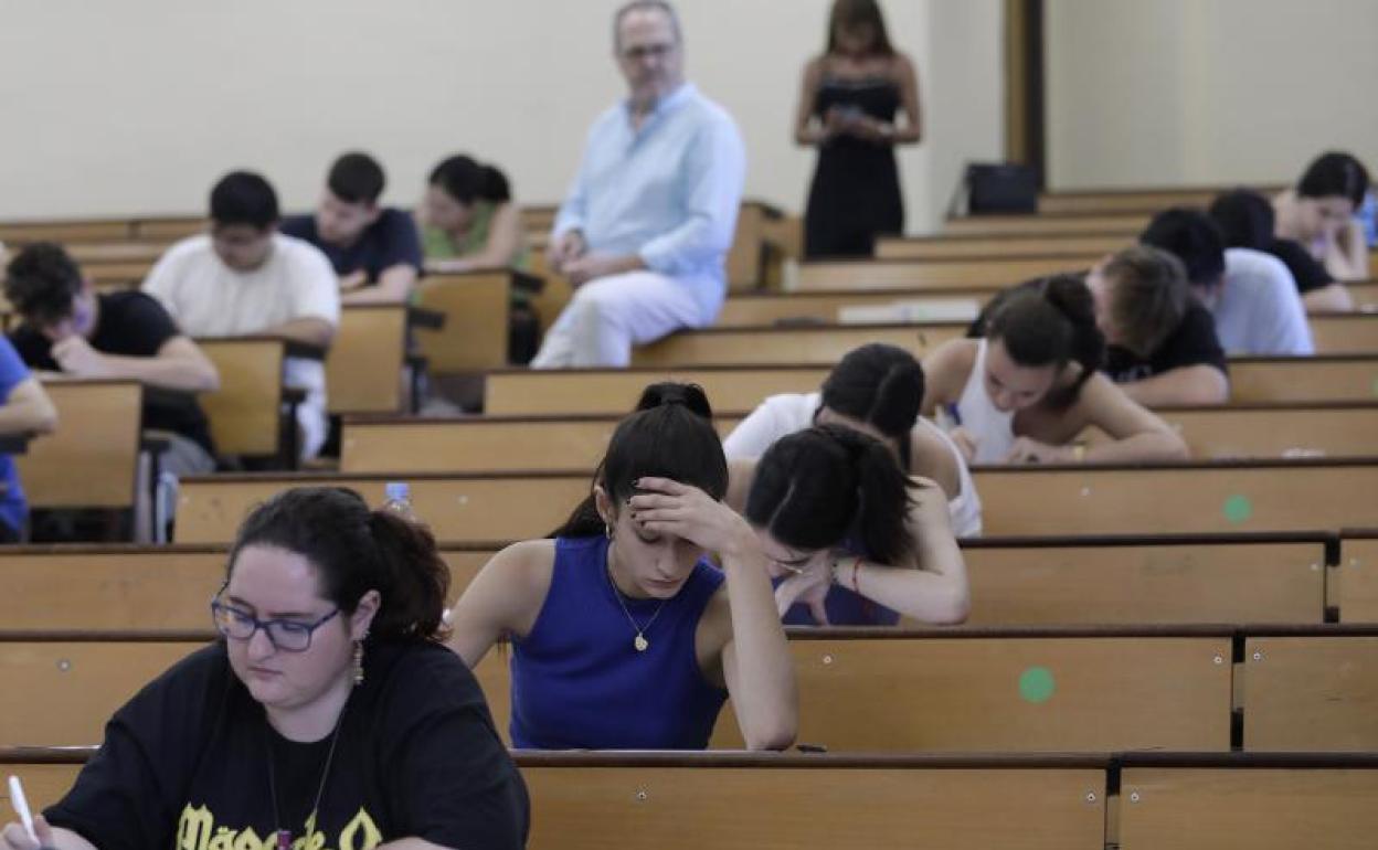 Estudiantes, durante el examen de selectividad de junio de este año, en una imagen de archivo. 