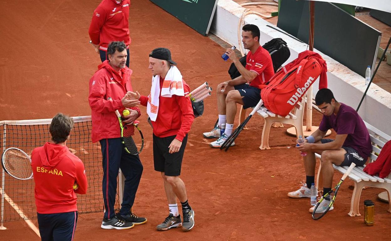 Sergi Bruguera y Alejandro Davidovich, en Puente Romano (Marbella) en la eliminatoria ante Rumania. 