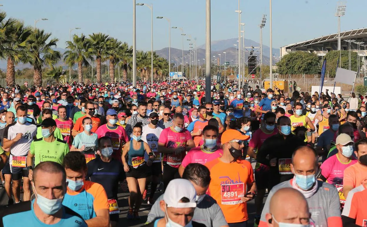 Corredores, en la media maratón de 2021, en noviembre y aún con mascarillas en la salida. 