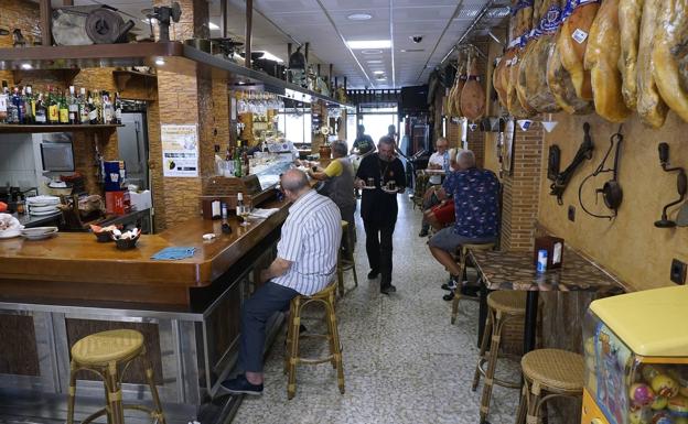 El restaurante cuenta con una decoración rústica. 