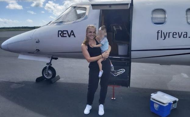 Oliver y su madre, ayer justo antes de salir para España 