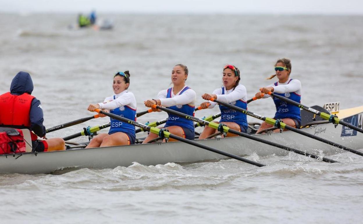 El cuatro scull femenino del RCM campeón del mundo en Gales. 