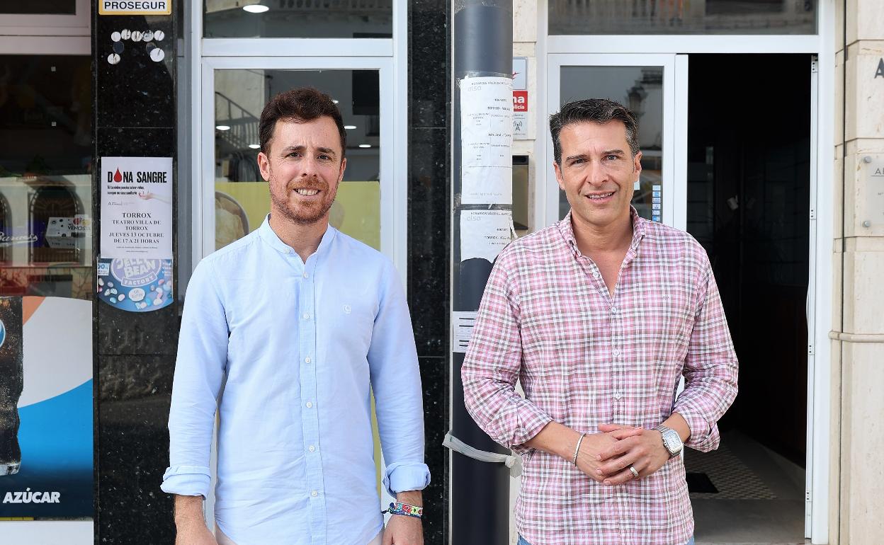 El concejal de Juventud, José Manuel Fernández, y el alcalde de Torrox, Óscar Medina, en la presentación de las ayudas. 