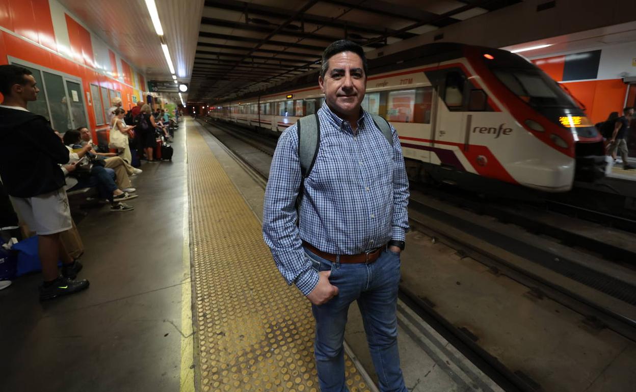 Paco Moya, en la estación de Cercanías de María Zambrano, en la capital malagueña. 