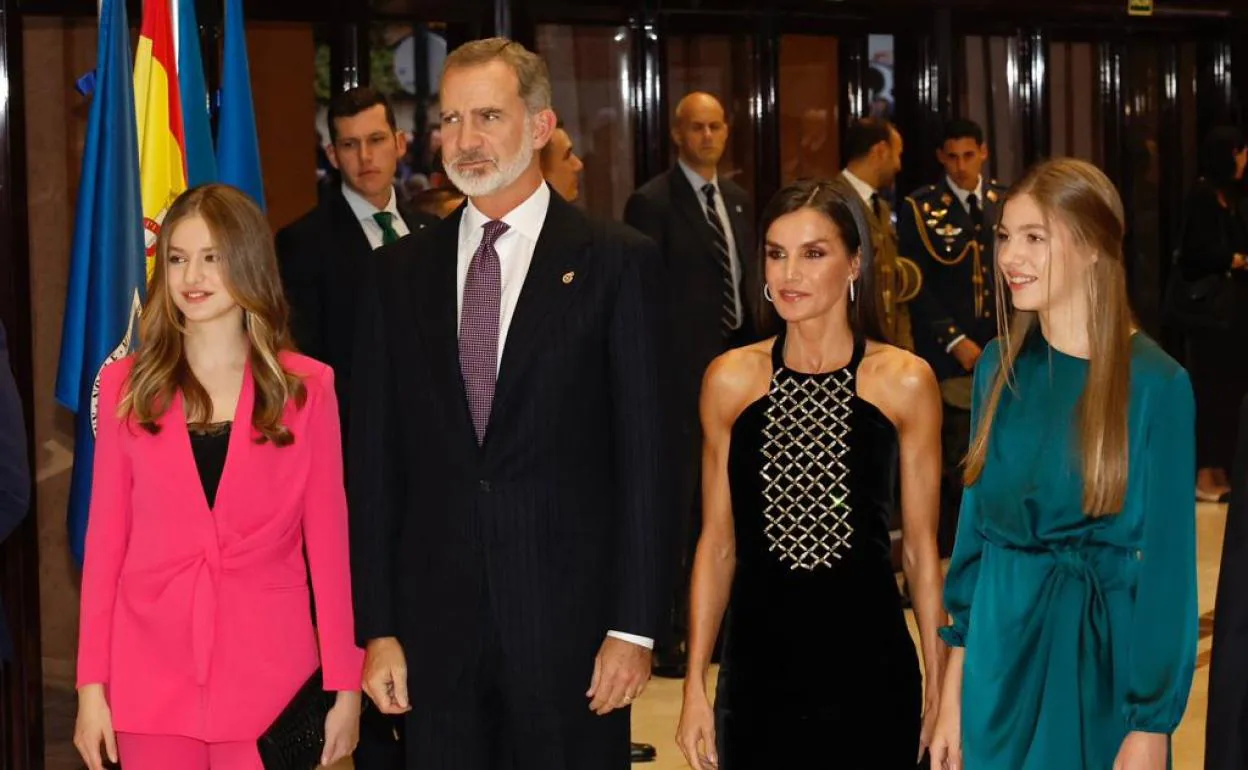 Los reyes Felipe y Letizia, acompañados de la princesa Leonor y la infanta Sofía, a su llegada al Auditorio Príncipe Felipe.