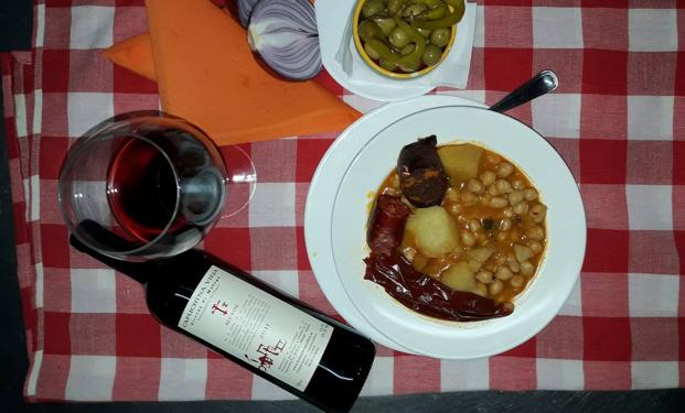 Potaje tradicional con vino tinto de Málaga en San Isidro (Los Llanos de Antequera).