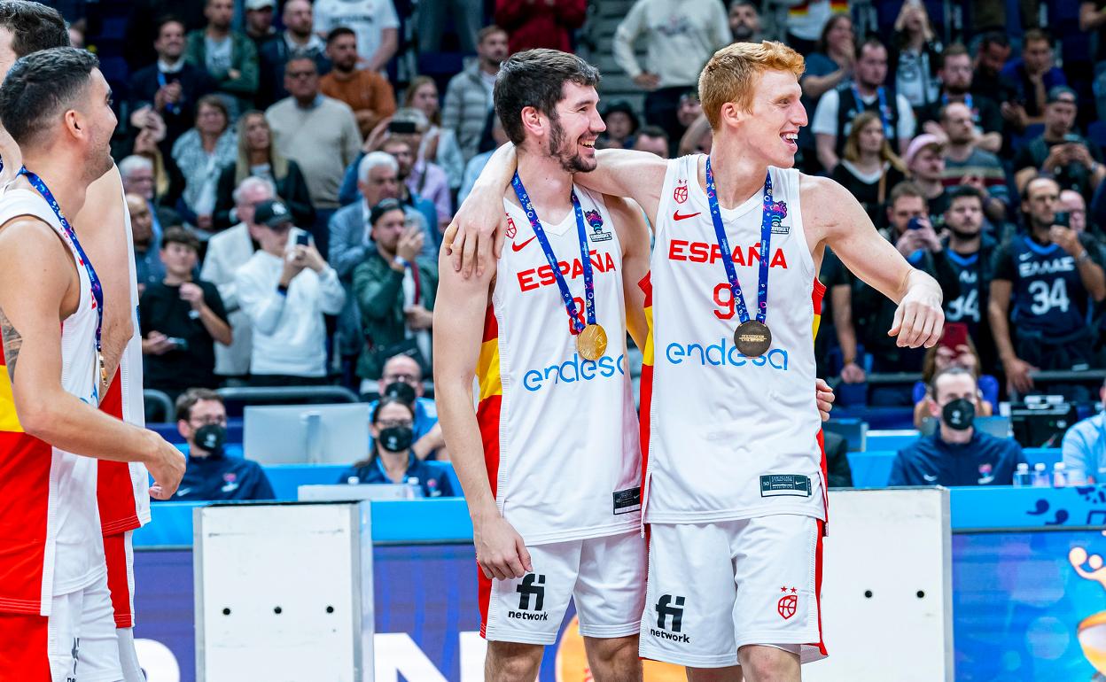 Brizuela y Díaz celebran el oro con España en el pasado Europeo. 