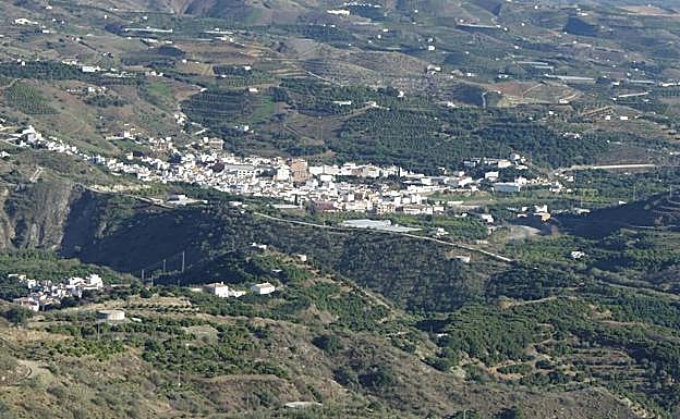 El pueblo forma parte de la Ruta del Aguacate, en el corazón de la comarca de la Axarquía. 