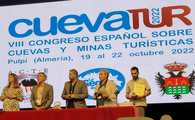 Entrega del reconocimiento a los investigadores de la cueva de La Araña, que recogió el geólogo Sergio Durán. 