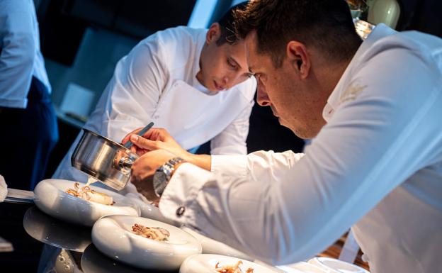 El chef portugués Rui Silvestre emplata enun menú del Encuentro de los Mares.