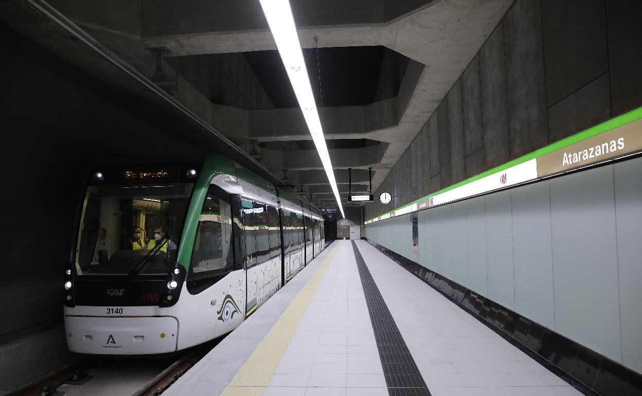 Vista del metro en la estación de Atarazanas en el tramo hasta el Centro, aún en pruebas.
