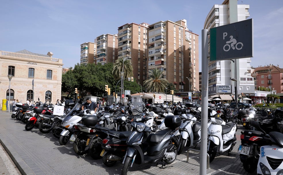 El aparcamiento de motos frente a la estación de trenes de María Zambrano, en un día entre semana. 