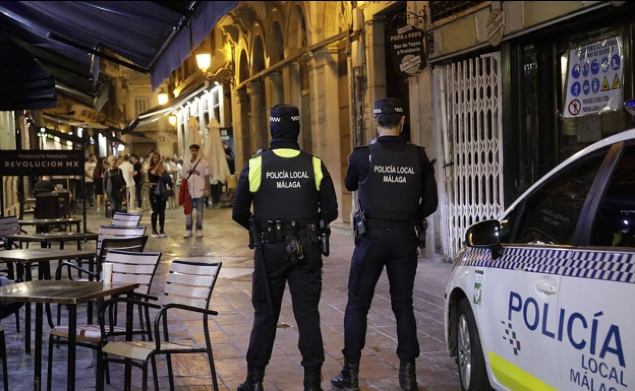 Sucesos Málaga: Detenido por dejar inconsciente a una mujer septuagenaria tras golpearla con su bolso en Málaga