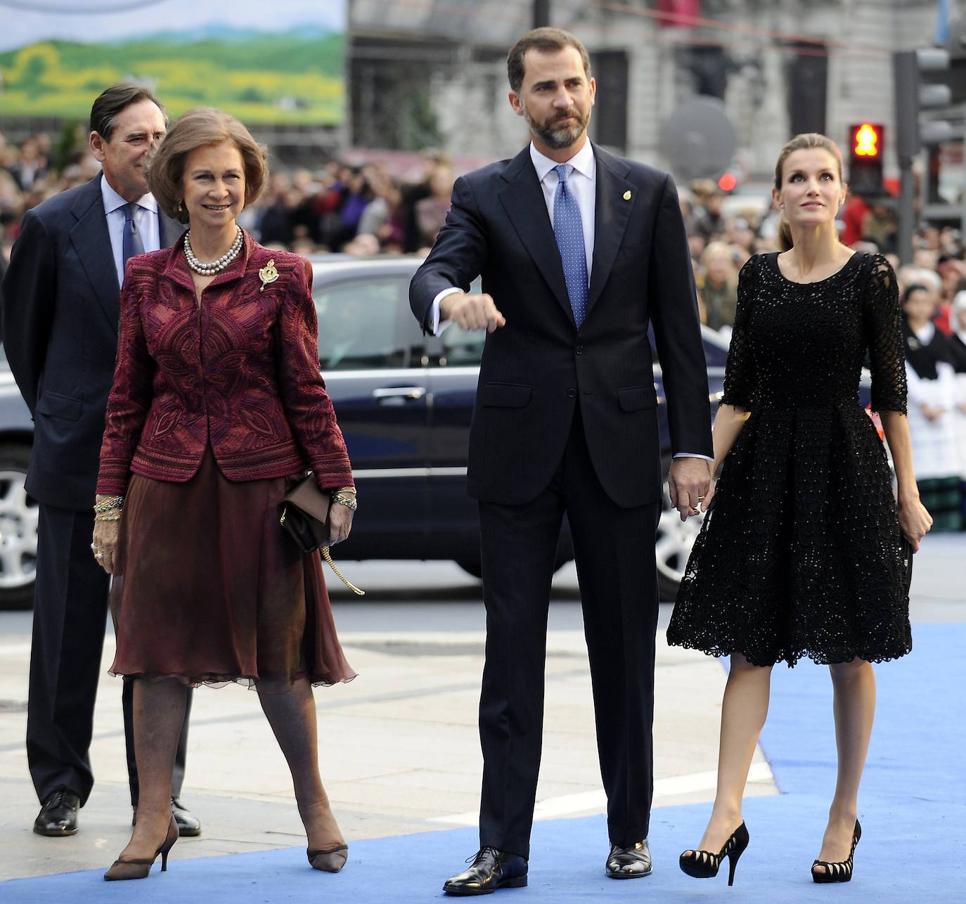 2010. Un clásico e infalible 'Little Black Dress' con el sello de Varela. De inspiración años 50, la pieza favorecía a doña Letizia, que recogió por primera vez su melena en una sencilla coleta. 