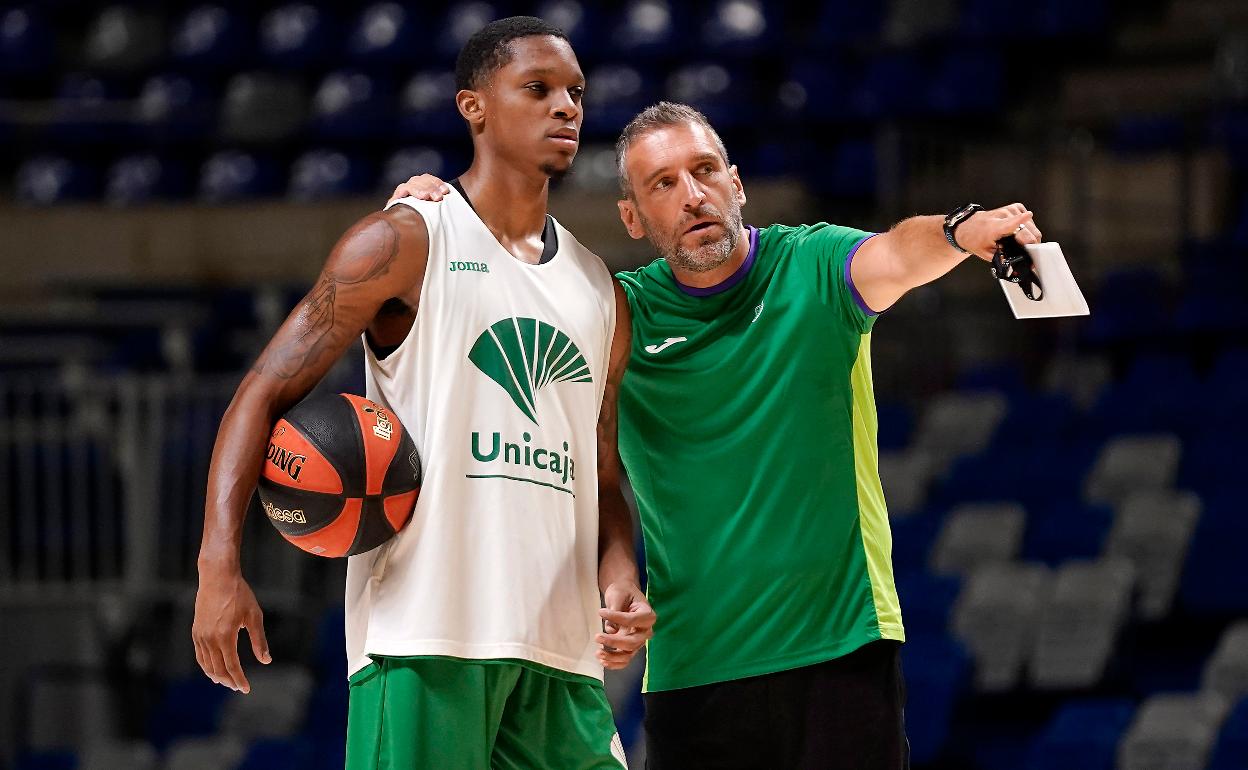 Navarro da instrucciones a Carter en un entrenamiento. 