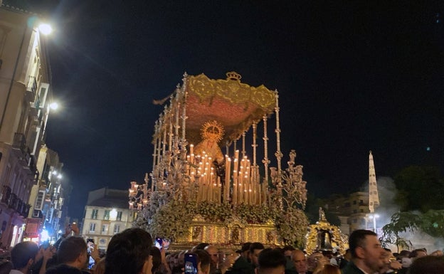 La Virgen del Amparo, ya de noche, por la plaza de la Merced. 