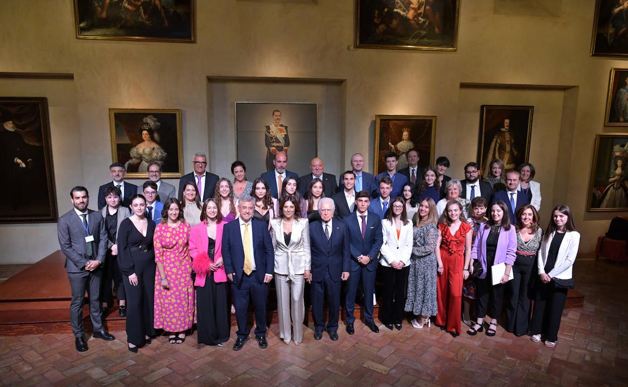 La Real Maestranza entrega sus becas a estudiantes y premios