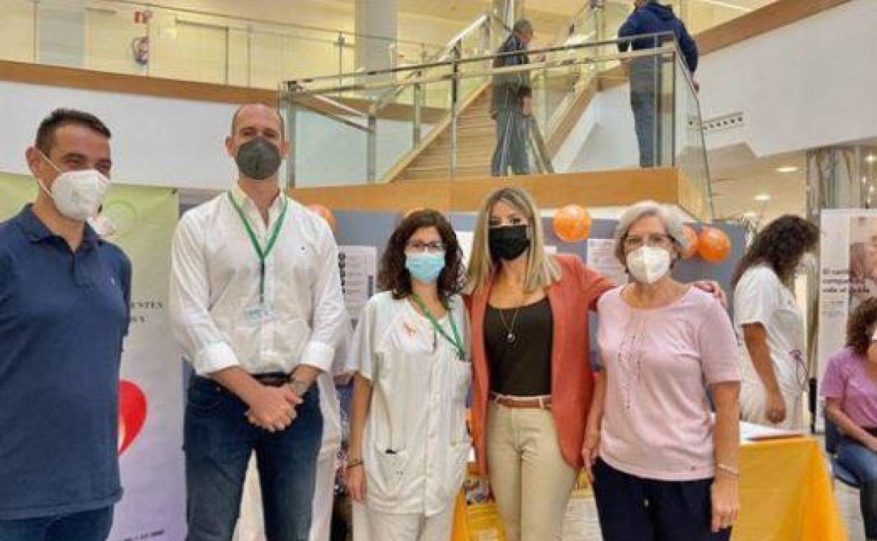 Profesionales y usuarios participan en la campaña informativa sobre el Ictus del Hospital Clínico de Málaga