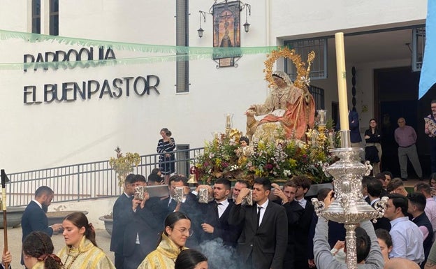 Salida de la Divina Pastora desde El Buen Pastor en su rosario de enfermos. 